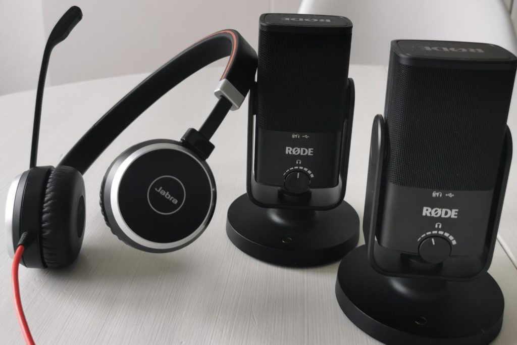Zwei Microfone und ein Headset auf einem Tisch